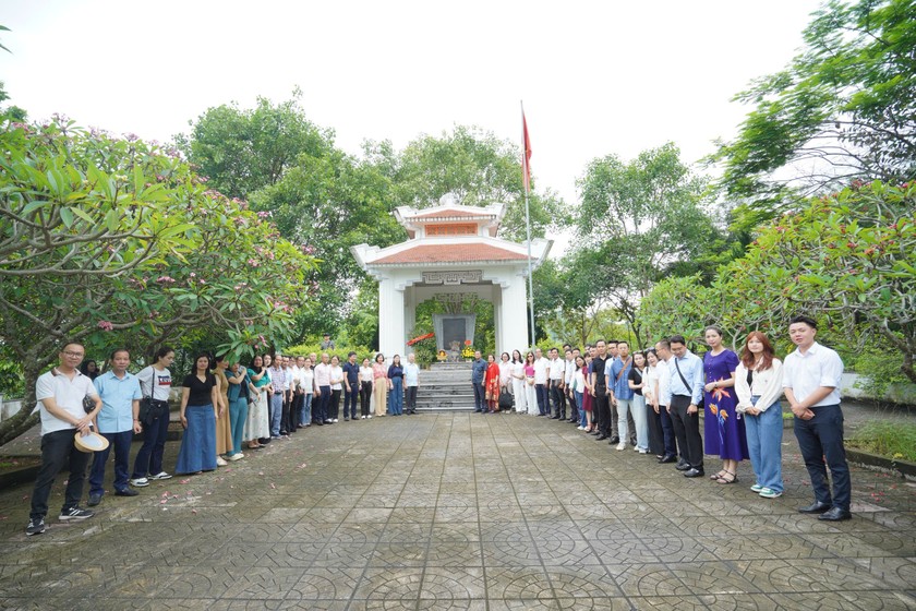 Đảng bộ Báo Pháp luật Việt Nam sinh hoạt chuyên đề tại Khu di tích lịch sử Bộ Tư pháp
