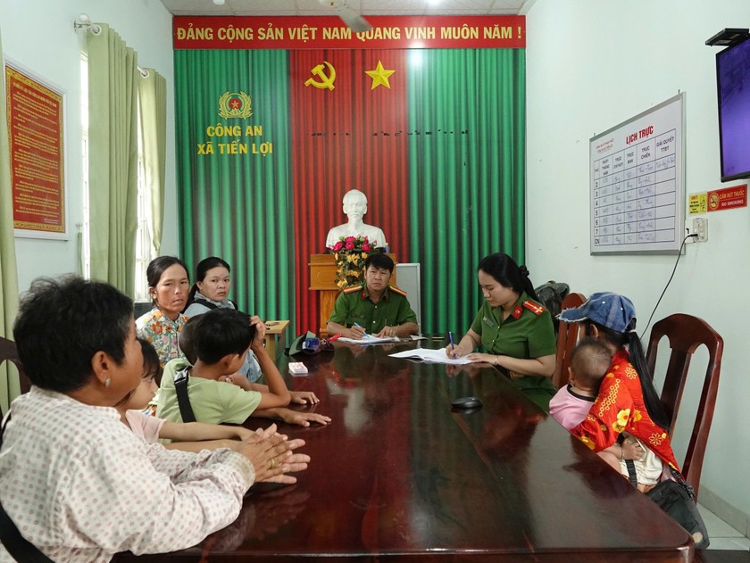 C&aacute;c nạn nh&acirc;n tr&igrave;nh b&aacute;o tại cơ quan c&ocirc;ng an