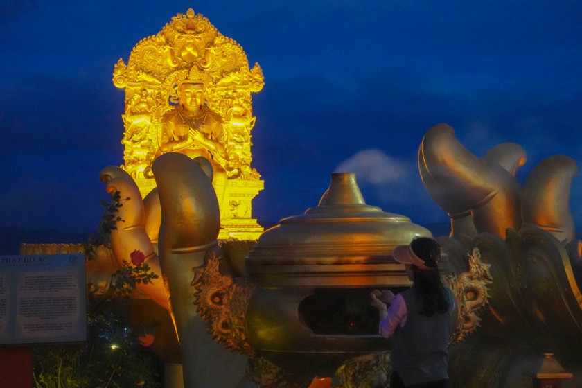 Thực h&agrave;nh nghi thức D&acirc;ng Kh&oacute;i Hương.
