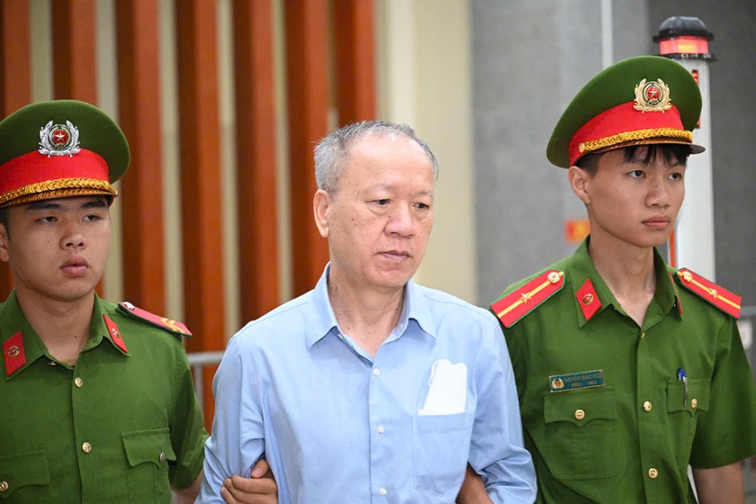 Dẫn giải một bị c&aacute;o trong vụ &aacute;n v&agrave;o ph&ograve;ng x&eacute;t xử.