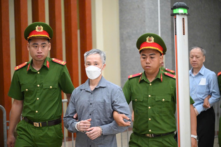 Dẫn giải bị c&aacute;o v&agrave; bị &aacute;n v&agrave;o ph&ograve;ng xử.