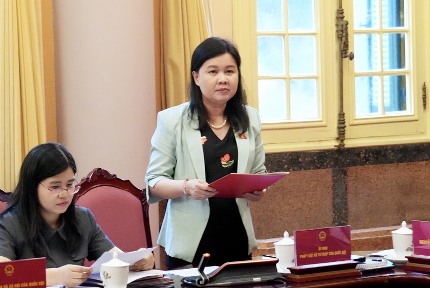 Ph&oacute; Chủ nhiệm Ủy ban Ph&aacute;p luật v&agrave; Tư ph&aacute;p của Quốc hội Nguyễn Phương Thủy đ&atilde; tr&igrave;nh b&agrave;y nội dung cơ bản của Nghị quyết sửa đổi, bổ sung một số điều của Hiến ph&aacute;p nước CHXHCN Việt Nam.