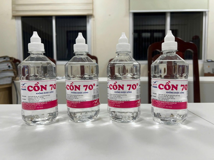 Cồn y tế giả (Ảnh: D&acirc;n tr&iacute;).