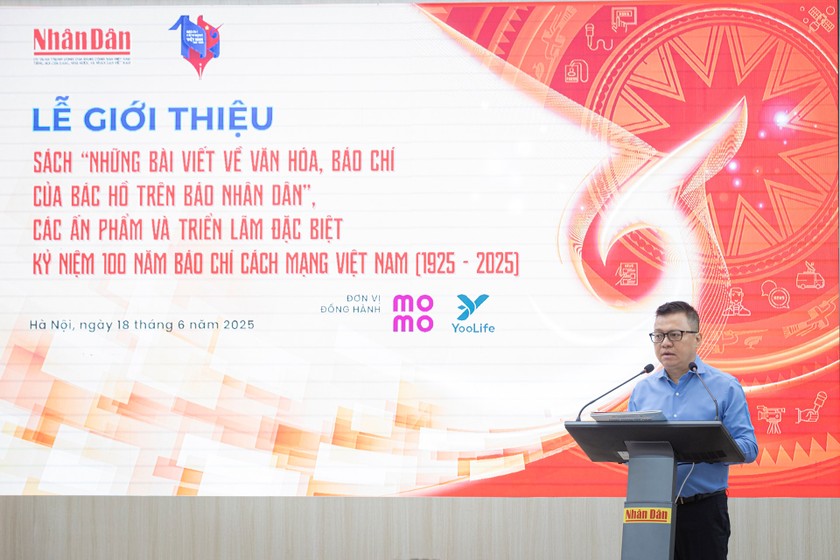 Nh&agrave; b&aacute;o L&ecirc; Quốc Minh giới thiệu về ấn phẩm đặc biệt của B&aacute;o. (Ảnh BTC)