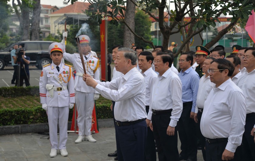 Tổng B&iacute; thư T&ocirc; L&acirc;m c&ugrave;ng đo&agrave;n c&ocirc;ng t&aacute;c đ&atilde; đến d&acirc;ng hoa, d&acirc;ng hương tưởng nhớ Chủ tịch Hồ Ch&iacute; Minh.