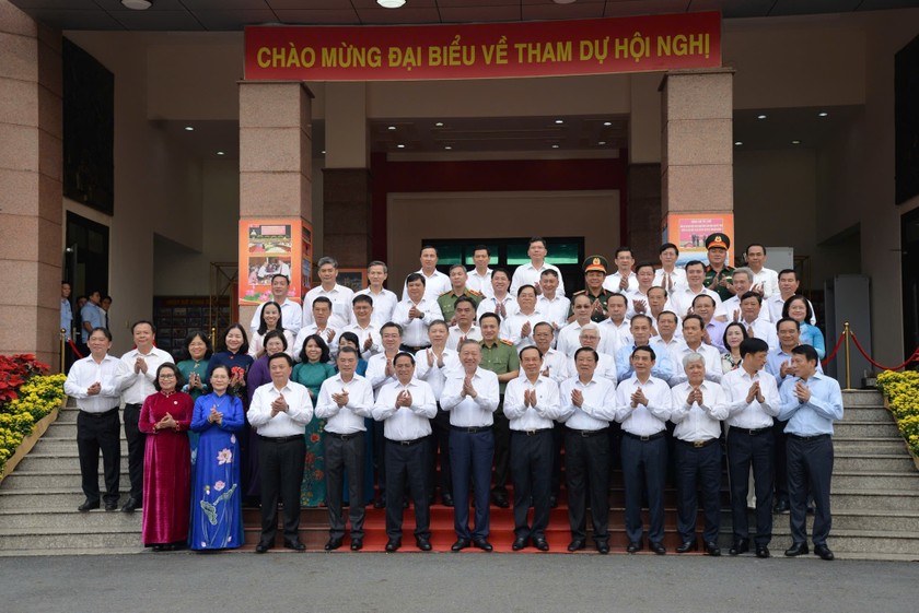 Tổng B&iacute; thư T&ocirc; L&acirc;m v&agrave; c&aacute;c đại biểu chụp ảnh lưu niệm.