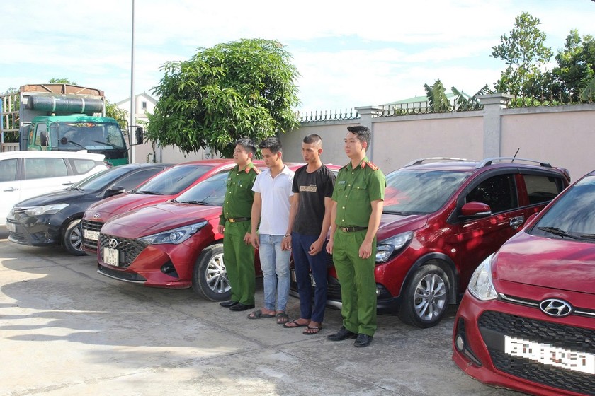 Hai đối tượng c&ugrave;ng tang vật trong vụ &aacute;n tại CQĐT