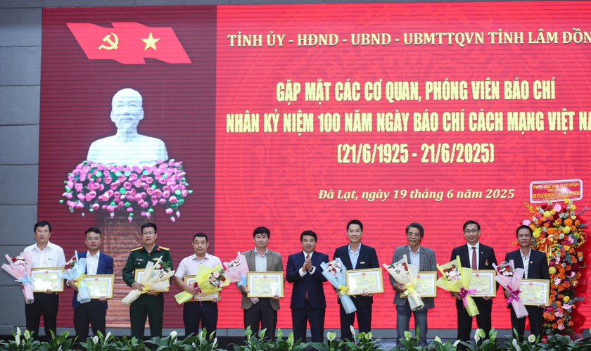 Văn ph&ograve;ng đại diện B&aacute;o PLVN tại Gia Lai (thứ 2 từ tr&aacute;i qua) nhận Bằng khen của UBND tỉnh L&acirc;m Đồng v&igrave; c&oacute; th&agrave;nh t&iacute;ch xuất sắc trong hoạt động b&aacute;o ch&iacute;.
