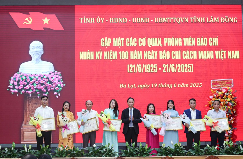 &Ocirc;ng Trần Hồng Th&aacute;i - Chủ tịch L&acirc;m Đồng trao giải cho c&aacute;c t&aacute;c giải đạt giải ở thể loại b&aacute;o in.