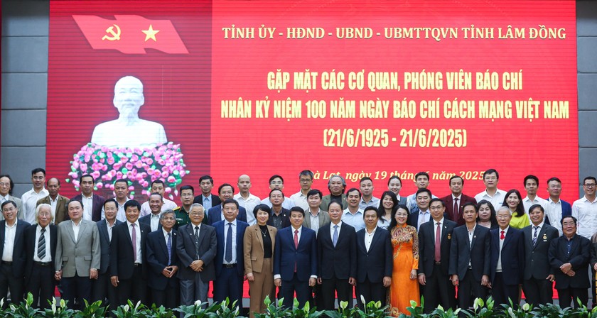 L&atilde;nh đạo tỉnh L&acirc;m Đồng chụp h&igrave;nh lưu niệm c&ugrave;ng đội ngũ nh&agrave; b&aacute;o, ph&oacute;ng vi&ecirc;n.
