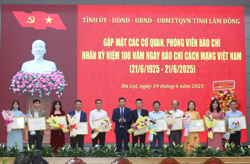&Ocirc;ng B&ugrave;i Thắng - Ph&oacute; B&iacute; thư Tỉnh ủy L&acirc;m Đồng trao giải ở thể loại b&aacute;o điện tử.