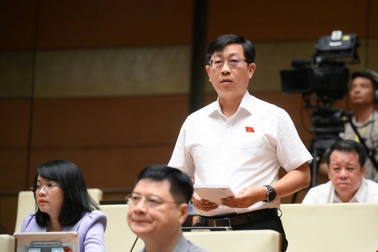 Đại biểu Nguyễn Hữu Th&ocirc;ng đặt c&acirc;u hỏi chất vấn.