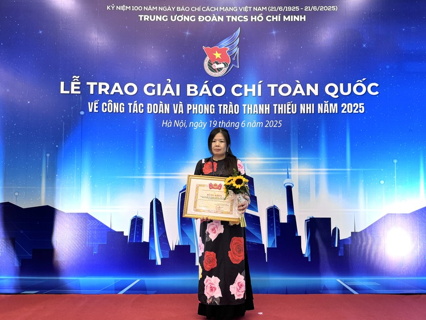 Đại diện nh&oacute;m t&aacute;c giả B&aacute;o Ph&aacute;p luật Việt Nam nhận Giải B với loạt t&aacute;c phẩm &ldquo;Người trẻ vươn m&igrave;nh c&ugrave;ng d&acirc;n tộc&rdquo;.