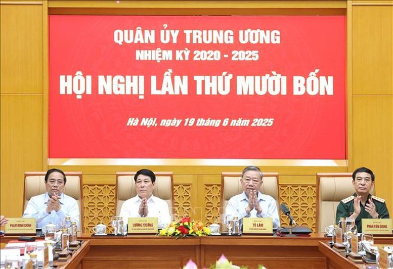 Tổng B&iacute; thư T&ocirc; L&acirc;m, Chủ tịch nước Lương Cường, Thủ tướng Phạm Minh Ch&iacute;nh v&agrave; Bộ trưởng Bộ Quốc ph&ograve;ng Phan Văn Giang dự hội nghị - Ảnh: TTXVN