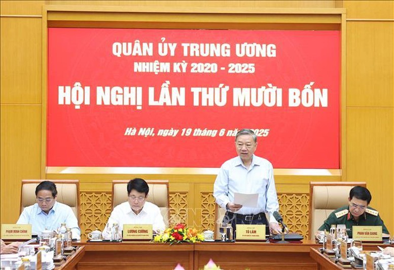 Để ph&aacute;t huy v&agrave; n&acirc;ng cao hơn nữa kết quả l&atilde;nh đạo thực hiện nhiệm vụ 6 th&aacute;ng cuối năm 2025, Tổng B&iacute; thư T&ocirc; L&acirc;m y&ecirc;u cầu Qu&acirc;n ủy Trung ương tập trung l&atilde;nh đạo, chỉ đạo thực hiện tốt c&aacute;c nhiệm vụ trọng t&acirc;m, quyết liệt - Ảnh: TTXVN