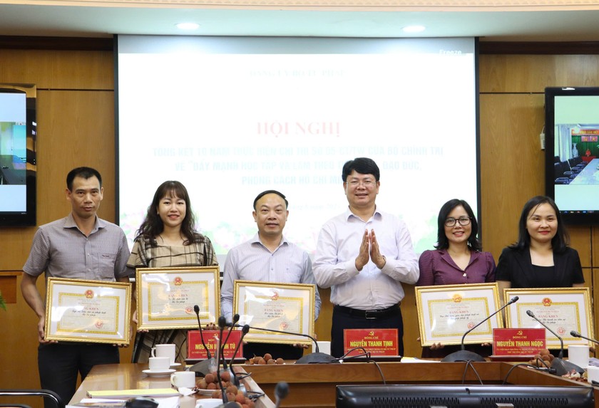 Thứ trưởng Nguyễn Thanh Tịnh trao Bằng khen của Bộ trưởng cho đại diện 5 tập thể. (Ảnh: PV)