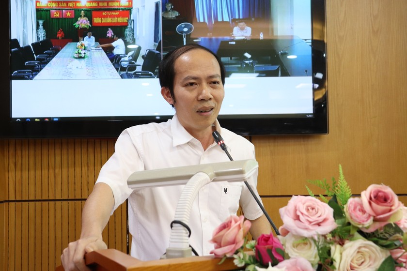 B&iacute; thư Chi bộ Khối H&agrave;nh ch&iacute;nh (Đảng bộ B&aacute;o Ph&aacute;p luật Việt Nam) Nguyễn Đức Trường ph&aacute;t biểu tham luận tại Hội nghị. (Ảnh: PV)