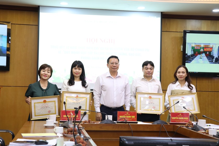 Thứ trưởng Nguyễn Thanh Ngọc trao Bằng khen của Bộ trưởng cho c&aacute;c c&aacute; nh&acirc;n. (Ảnh: PV)