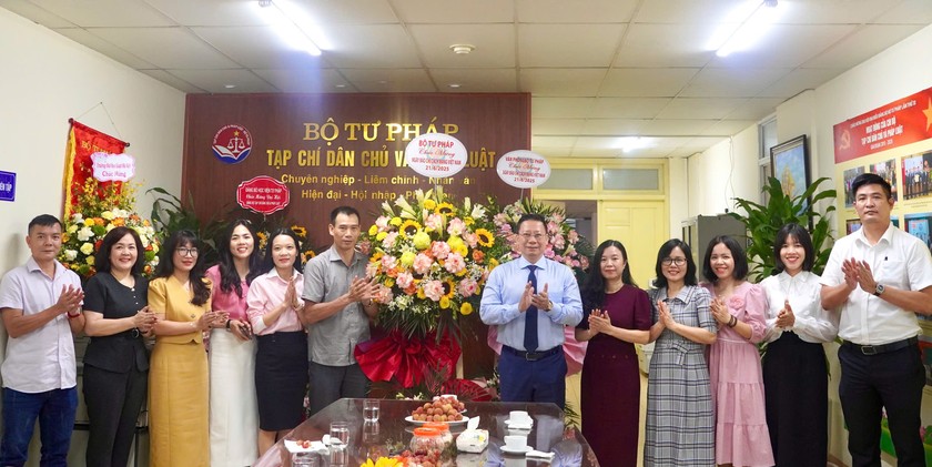 Thứ trưởng Nguyễn Thanh Ngọc tặng hoa ch&uacute;c mừng Tạp ch&iacute; D&acirc;n chủ v&agrave; Ph&aacute;p luật.