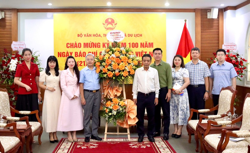 Ph&oacute; B&iacute; thư chuy&ecirc;n tr&aacute;ch Đảng ủy Bộ Nguyễn Quang Th&aacute;i c&ugrave;ng đo&agrave;n tặng hoa ch&uacute;c mừng Bộ Văn ho&aacute; Thể thao v&agrave; Du lịch.