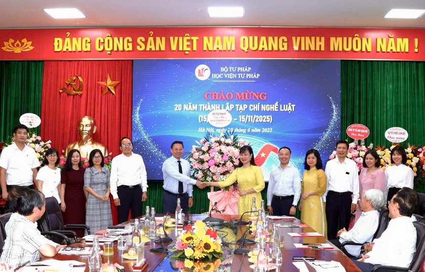 Thứ trưởng Nguyễn Thanh Ngọc tặng hoa ch&uacute;c mừng Tạp ch&iacute; Nghề luật.