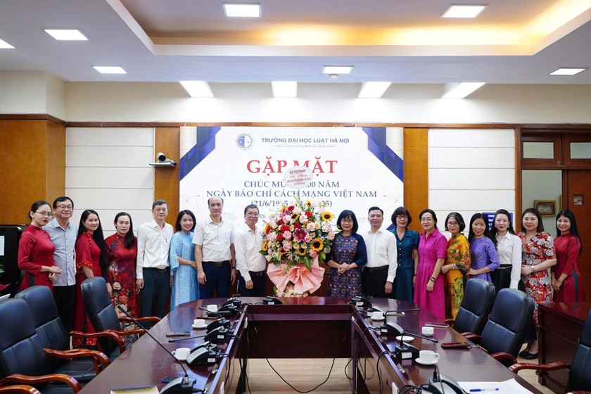 Thứ trưởng Đặng Ho&agrave;ng Oanh tặng hoa ch&uacute;c mừng Tạp ch&iacute; Luật học.
