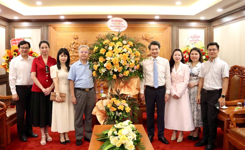 Ph&oacute; B&iacute; thư chuy&ecirc;n tr&aacute;ch Đảng ủy Bộ Nguyễn Quang Th&aacute;i c&ugrave;ng đo&agrave;n tặng hoa ch&uacute;c mừng Ban Tuy&ecirc;n gi&aacute;o v&agrave; D&acirc;n vận Trung ương.