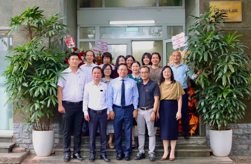 Thứ trưởng Nguyễn Thanh Ngọc c&ugrave;ng đo&agrave;n chụp ảnh lưu niệm với c&aacute;c l&atilde;nh đạo B&aacute;o Ph&aacute;p luật Việt Nam.