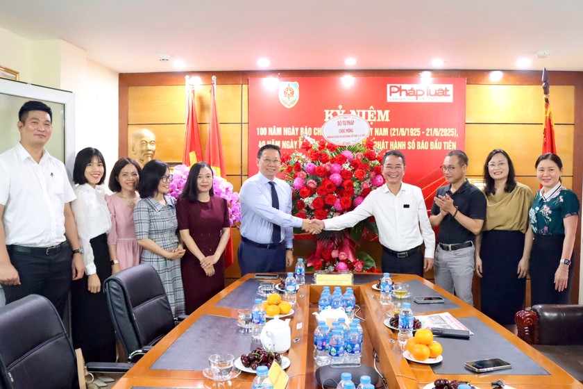 Thứ trưởng Nguyễn Thanh Ngọc tặng hoa ch&uacute;c mừng B&aacute;o Ph&aacute;p luật Việt Nam.