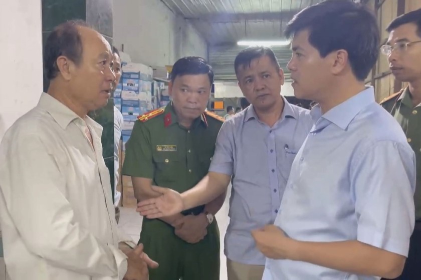 Gi&aacute;m đốc C&ocirc;ng an tỉnh Đồng Nai (người đứng b&ecirc;n phải) chỉ đạo c&aacute;c Ph&ograve;ng nghiệp vụ của C&ocirc;ng an tỉnh nhanh ch&oacute;ng truy x&eacute;t bắt giữ đối tượng g&acirc;y &aacute;n.