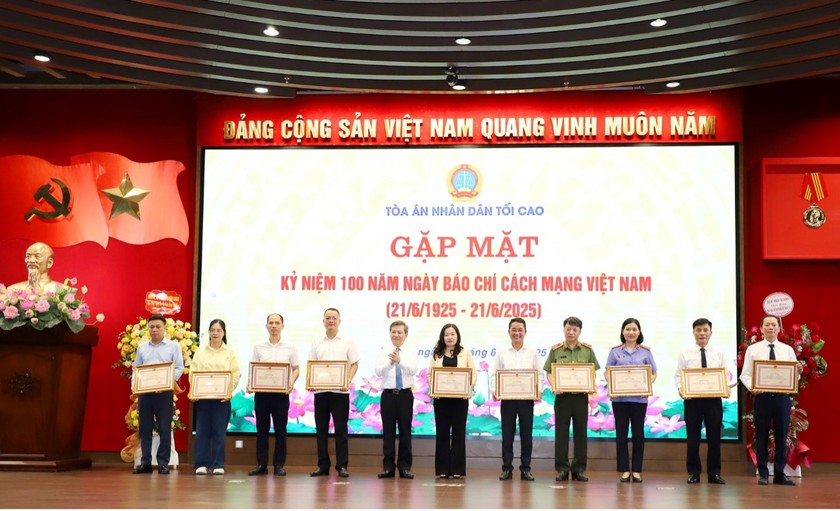 Ch&aacute;nh &aacute;n L&ecirc; Minh Tr&iacute; trao tặng Bằng khen cho c&aacute;c tập thể thuộc c&aacute;c cơ quan b&aacute;o ch&iacute; trong v&agrave; ngo&agrave;i T&ograve;a &aacute;n, đ&atilde; c&oacute; th&agrave;nh t&iacute;ch xuất sắc trong c&ocirc;ng t&aacute;c th&ocirc;ng tin, tuy&ecirc;n truyền về TAND, g&oacute;p phần v&agrave;o sự nghiệp x&acirc;y dựng v&agrave; ph&aacute;t triển của TAND.
