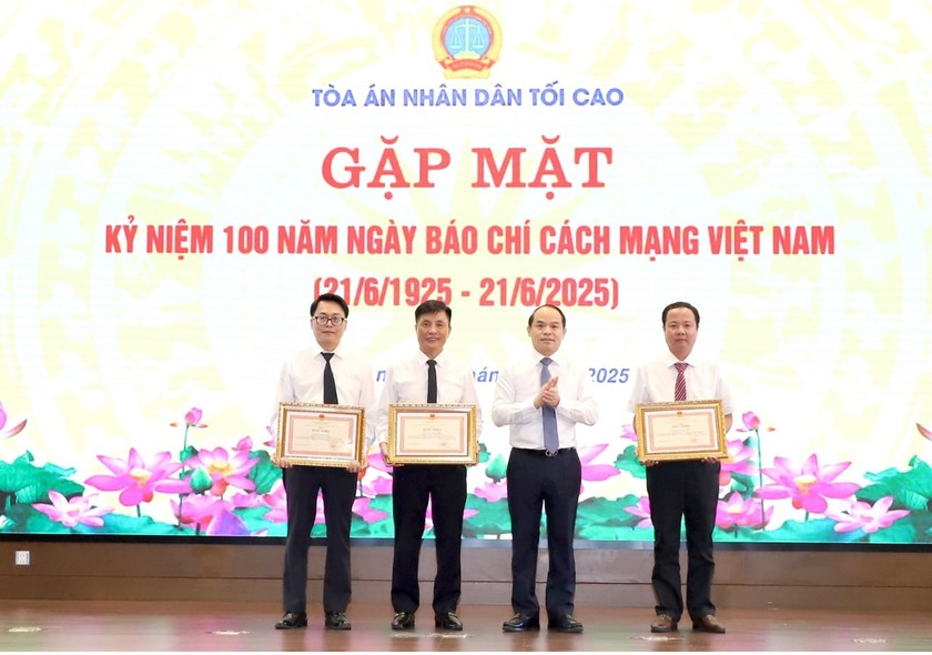 Đồng ch&iacute; Nguyễn Quốc Đo&agrave;n - Ủy vi&ecirc;n Trung ương Đảng, Ph&oacute; B&iacute; thư Thường trực Đảng ủy, Ph&oacute; Ch&aacute;nh &aacute;n TANDTC trao Bằng khen cho c&aacute;c c&aacute; nh&acirc;n.