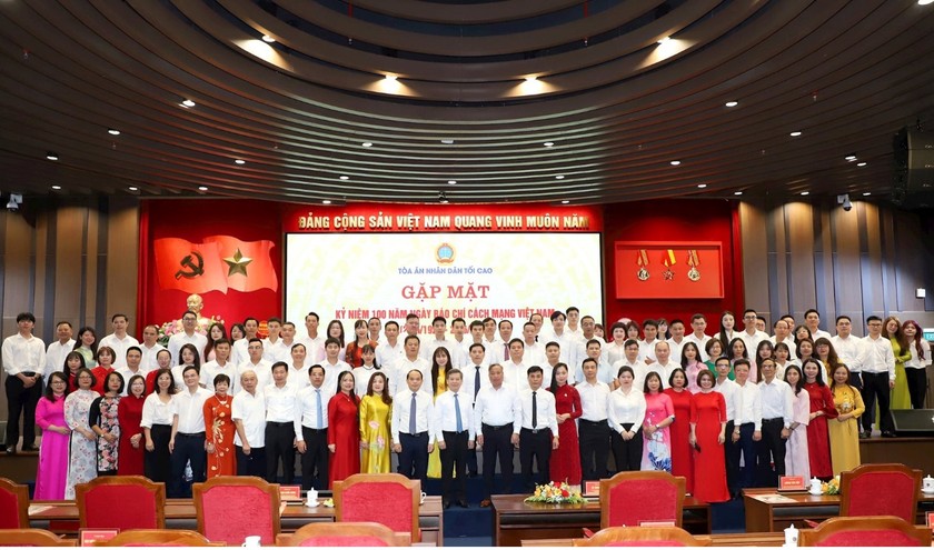 Ch&aacute;nh &aacute;n L&ecirc; Minh Tr&iacute; v&agrave; L&atilde;nh đạo, Th&agrave;nh vi&ecirc;n Hội đồng Thẩm ph&aacute;n TANDTC chụp h&igrave;nh c&ugrave;ng to&agrave;n thể c&ocirc;ng chức, vi&ecirc;n chức, nh&agrave; b&aacute;o, ph&oacute;ng vi&ecirc;n, người lao động c&aacute;c cơ quan b&aacute;o ch&iacute; của TANDTC.
