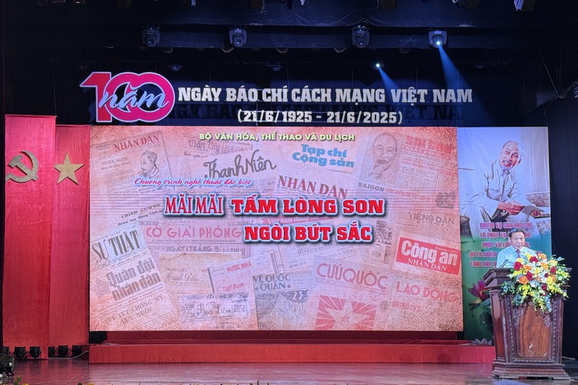 Bộ trưởng Bộ Văn h&oacute;a, Thể thao v&agrave; Du lịch Nguyễn Văn H&ugrave;ng ph&aacute;t biểu khai mạc chương tr&igrave;nh.