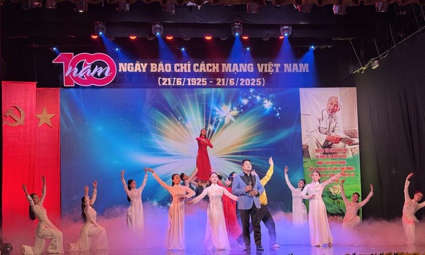 Chương tr&igrave;nh đưa kh&aacute;n giả ngược d&ograve;ng thời gian, h&ograve;a m&igrave;nh v&agrave;o d&ograve;ng chảy lịch sử một thế kỷ vẻ vang của B&aacute;o ch&iacute; C&aacute;ch mạng Việt Nam.