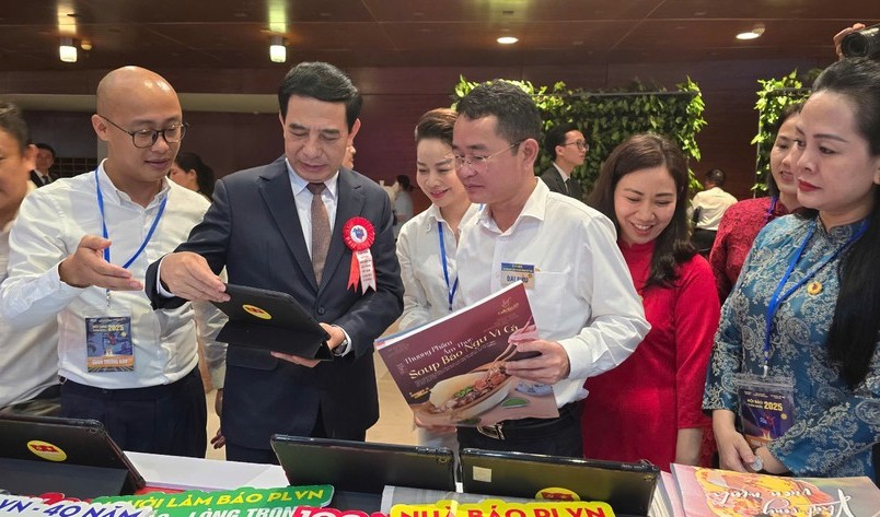 Đại tướng Phan Văn Giang - Ủy vi&ecirc;n Bộ Ch&iacute;nh trị, Bộ trưởng Bộ Quốc ph&ograve;ng tham quan gian trưng b&agrave;y b&aacute;o Ph&aacute;p Luật Việt Nam.