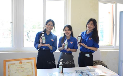 C&aacute;c sinh vi&ecirc;n Trường Đại học Sư phạm (Đại học Đ&agrave; Nẵng) s&aacute;ng chế ra sản phẩm dung dịch tẩy rửa đa năng từ r&aacute;c hữu cơ. (Ảnh: TTXVN)