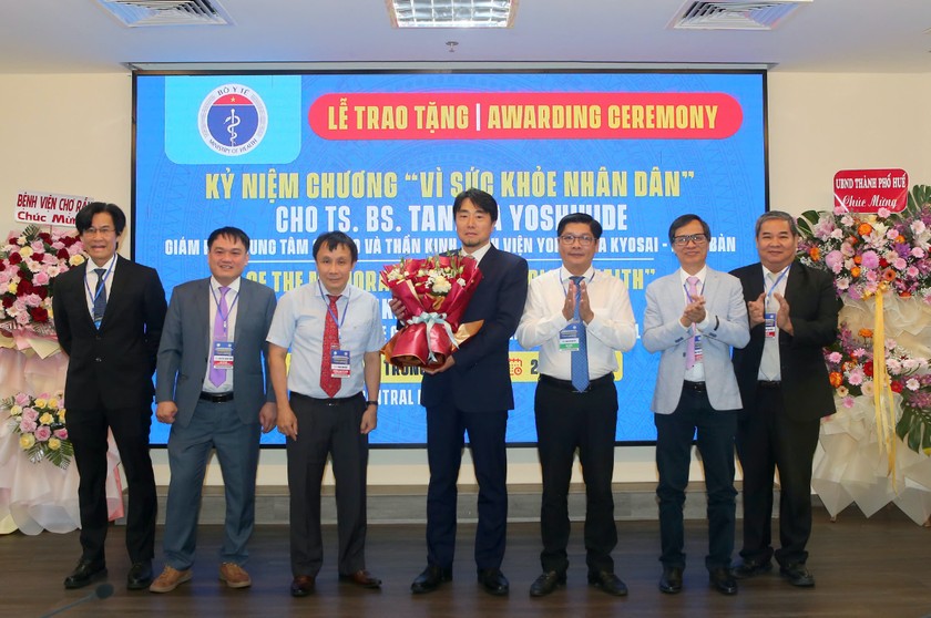 Dịp n&agrave;y, TS. BS Tanaka Yoshihide (GĐ TT sọ n&atilde;o v&agrave; thần kinh, BV Yokosuka kyosai - Nhật Bản) được trao kỷ niệm chương &amp;amp;amp;quot;V&igrave; sức khoẻ nh&acirc;n d&acirc;n&amp;amp;amp;quot;