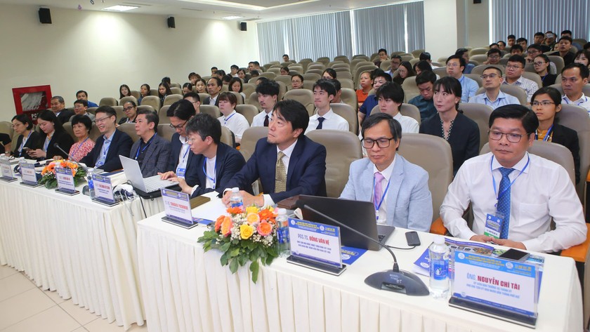 C&aacute;c đại biểu chăm ch&uacute; lắng nghe c&aacute;c vấn đề li&ecirc;n quan tới đưa Robot, AI v&agrave;o ph&ograve;ng mổ