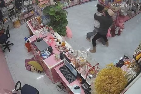 C&aacute;c đối tượng khống chế chị V.