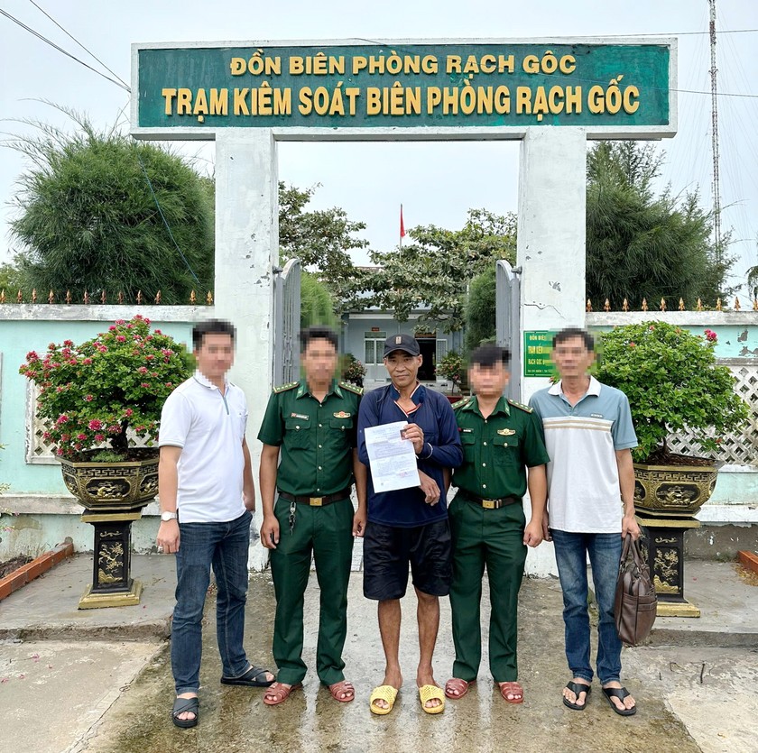 Đối tượng B&ugrave;i Văn Ngở (giữa) bị bắt giữ tại trạm kiểm so&aacute;t bi&ecirc;n ph&ograve;ng Rạch Gốc.