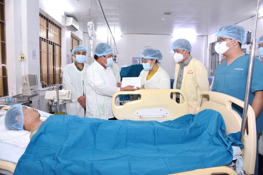 &Ocirc;ng Nguyễn Minh Lu&acirc;n - Ph&oacute; Chủ tịch UBND tỉnh C&agrave; Mau (thứ 2 từ tr&aacute;i sang) v&agrave; Đại t&aacute; L&ecirc; Tấn Vinh - Ph&oacute; Gi&aacute;m đốc phụ tr&aacute;ch C&ocirc;ng an tỉnh (thứ nhất, b&ecirc;n tr&aacute;i sang) thăm hỏi, động vi&ecirc;n v&agrave; trao kinh ph&iacute; hỗ trợ điều trị cho anh Trần A Đal.
