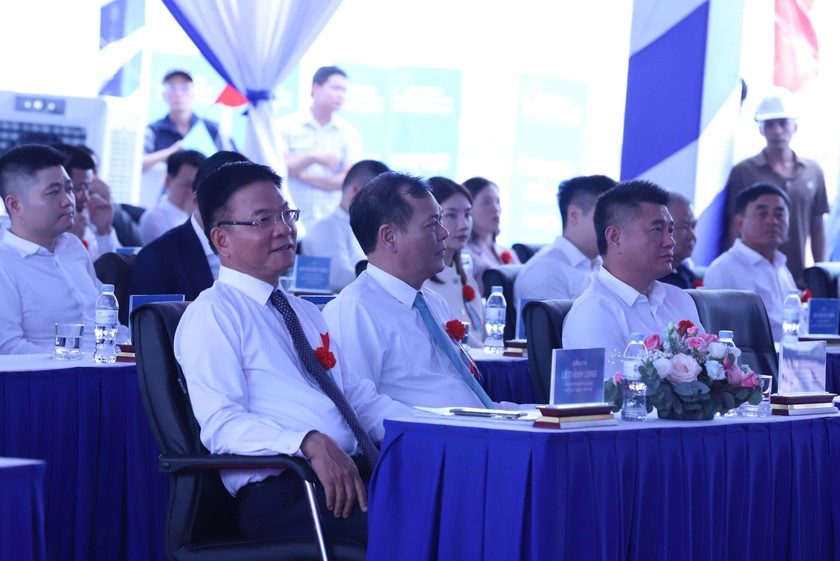 Ph&oacute; Thủ tướng Ch&iacute;nh phủ L&ecirc; Th&agrave;nh Long c&ugrave;ng l&atilde;nh đạo c&aacute;c bộ, ng&agrave;nh v&agrave; ch&iacute;nh quyền địa phương tham dự