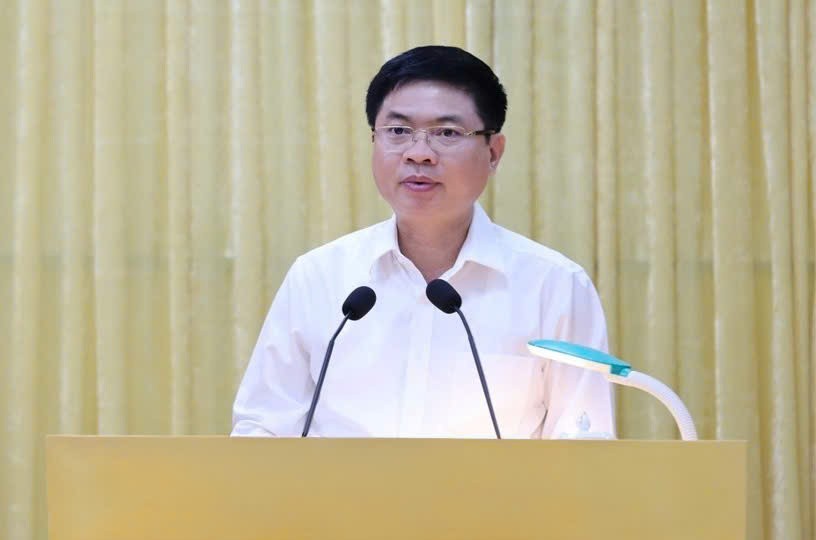 &Ocirc;ng Trương Quốc Huy, B&iacute; thư Tỉnh ủy, Chủ tịch UBND tỉnh H&agrave; Nam, thay mặt Ban Thường vụ Tỉnh ủy ba tỉnh b&aacute;o c&aacute;o tại buổi l&agrave;m việc.
