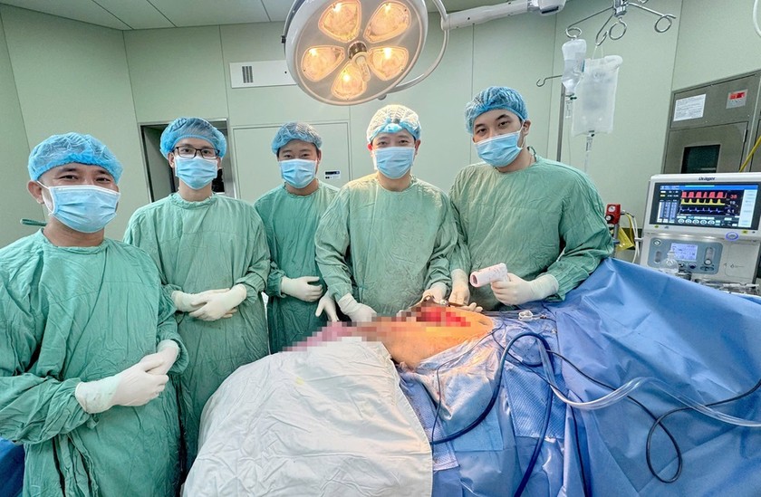 Ca mổ k&eacute;o d&agrave;i gần 4 giờ đồng hồ với sự hỗ trợ tối đa về nh&acirc;n lực v&agrave; trang thiết bị hiện đại