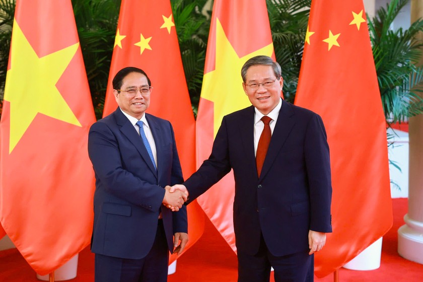 Thủ tướng Phạm Minh Ch&iacute;nh v&agrave; Thủ tướng Trung Quốc L&yacute; Cường trước khi bắt đầu cuộc hội đ&agrave;m chiều ng&agrave;y 24/6. (Ảnh trong b&agrave;i: VGP/Nhật Bắc)