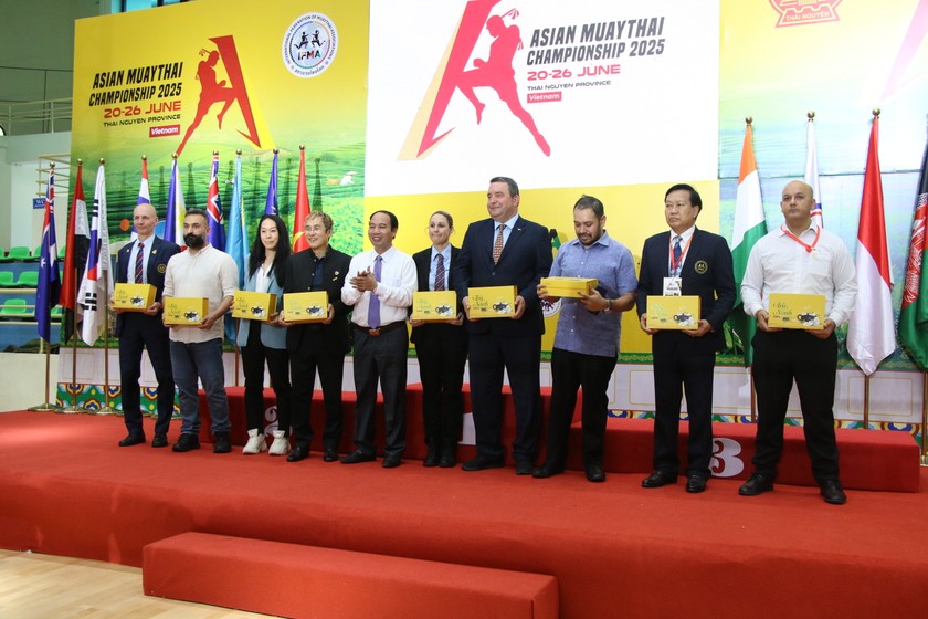 &Ocirc;ng Nguyễn Văn Ngọc - Gi&aacute;m đốc Sở Văn h&oacute;a, Thể thao v&agrave; Du lịch tỉnh Th&aacute;i Nguy&ecirc;n, Ph&oacute; Trưởng Ban Tổ chức thường trực Giải, tặng qu&agrave; l&agrave; ch&egrave; Th&aacute;i Nguy&ecirc;n cho c&aacute;c quan chức, trọng t&agrave;i quốc tế