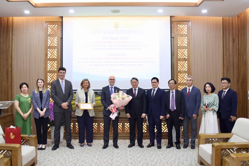 Bộ trưởng Nguyễn Hải Ninh chụp ảnh lưu niệm c&ugrave;ng đo&agrave;n c&ocirc;ng t&aacute;c của Đại sứ đặc mệnh to&agrave;n quyền Canada tại Việt Nam.