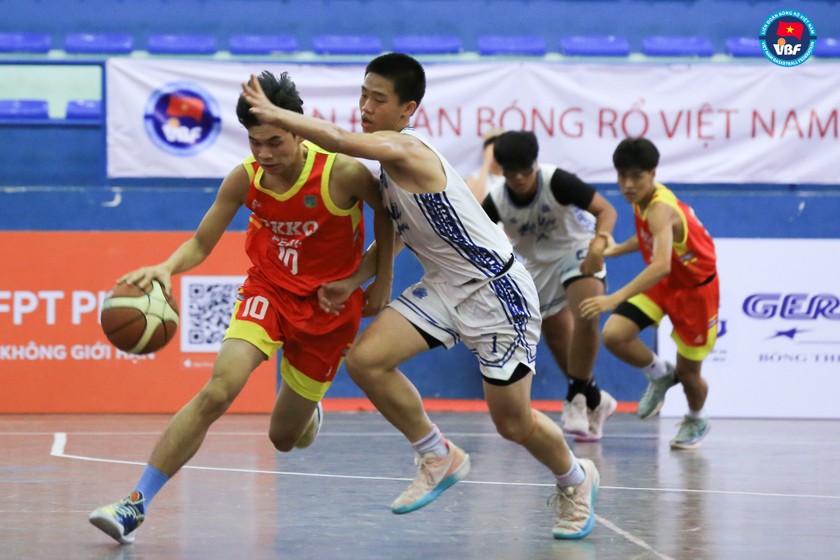 Những pha b&oacute;ng gay cấn trong trận đấu giữa U16 PK-KQ Peak v&agrave; H&agrave; Nội 1