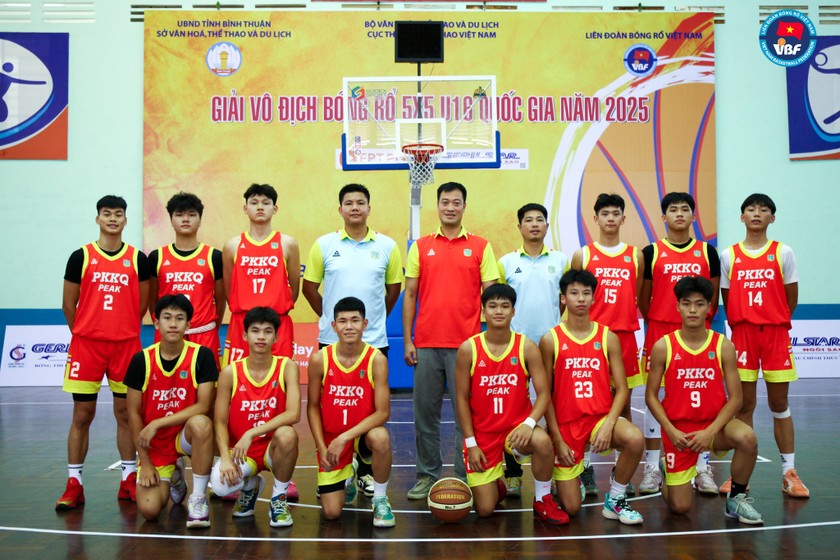 Thầy tr&ograve; Đội b&oacute;ng rổ U16 Qu&acirc;n chủng PK-KQ Peak Giải b&oacute;ng rổ 5x5 U16 V&ocirc; địch Quốc gia 2025
